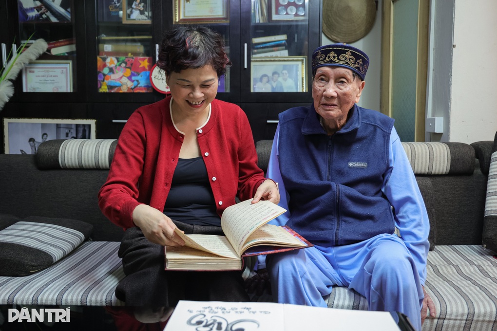 Nhạc sĩ Phạm Tuyên U100 thở oxy mỗi ngày, tóc bất ngờ đen trở lại - 2