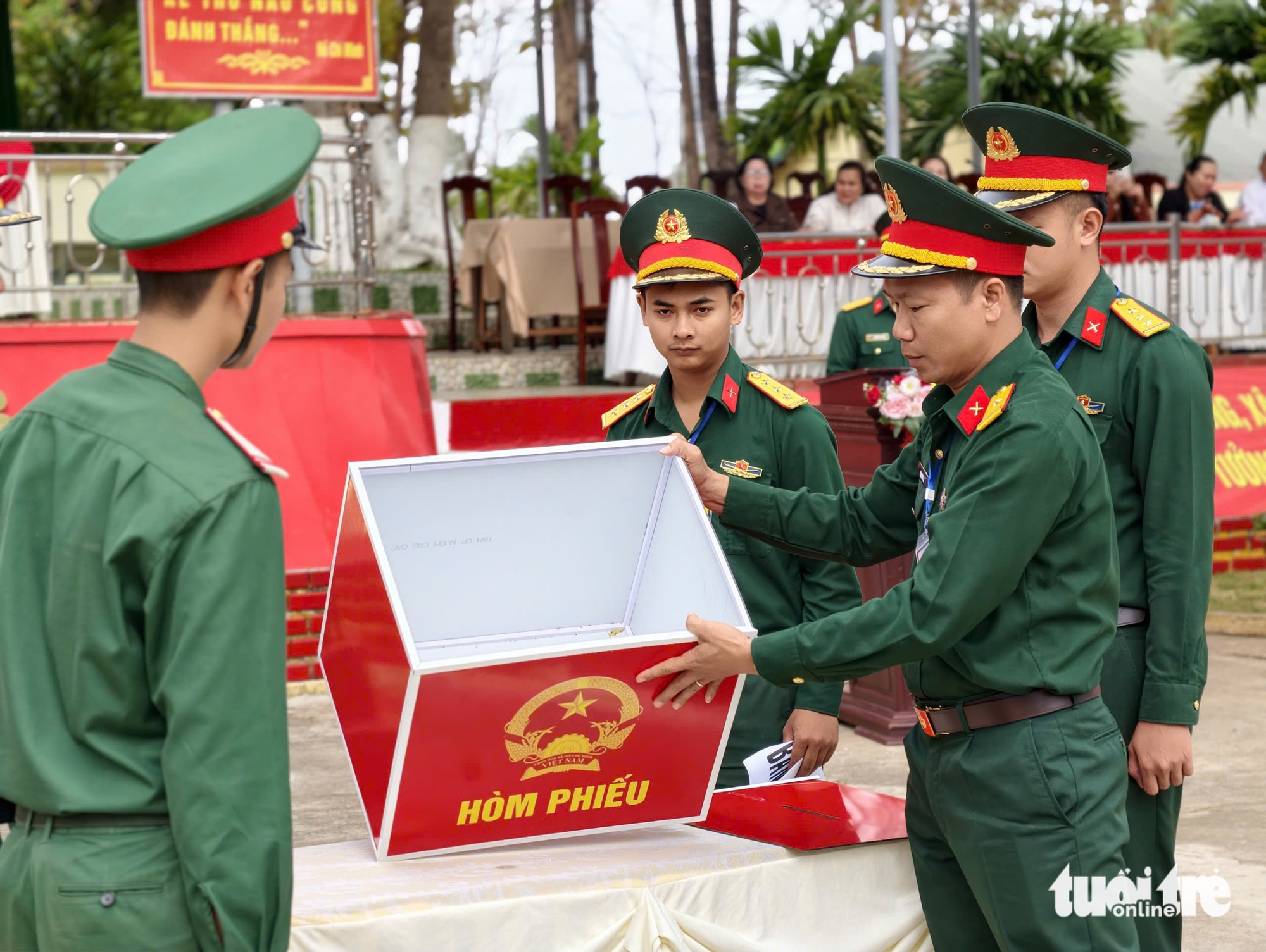 Đắk Lắk đồng loạt tổ chức 11 điểm bầu cử sớm của lực lượng vũ trang - Ảnh 5.