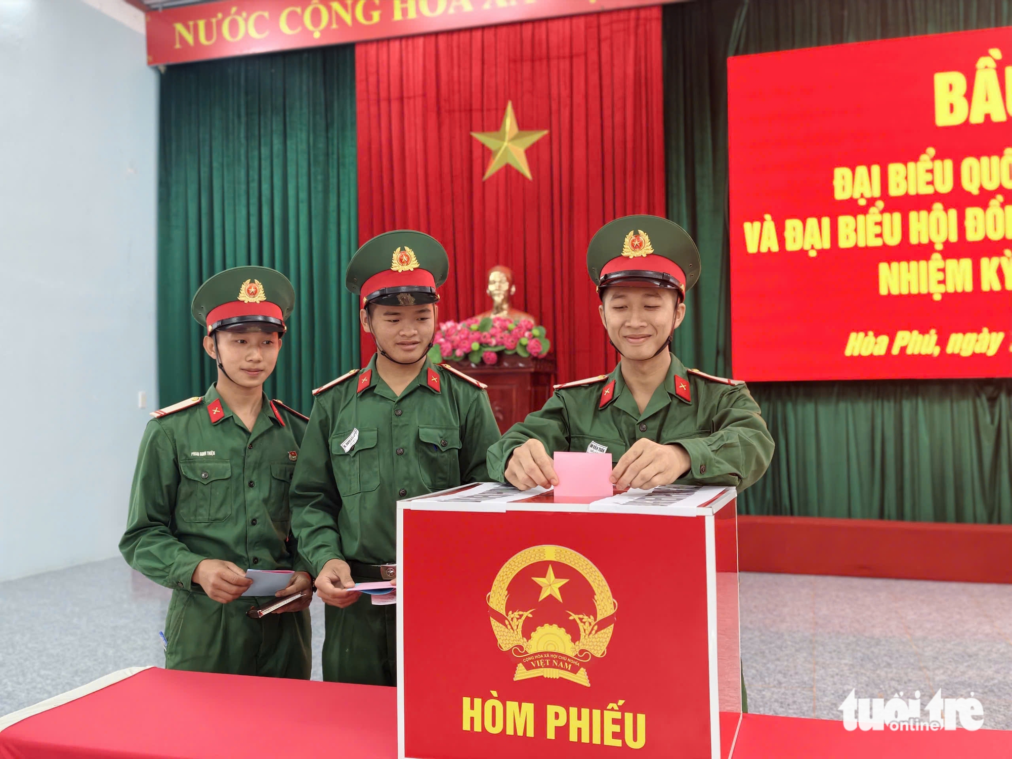 Đắk Lắk đồng loạt tổ chức 11 điểm bầu cử sớm của lực lượng vũ trang - Ảnh 6.