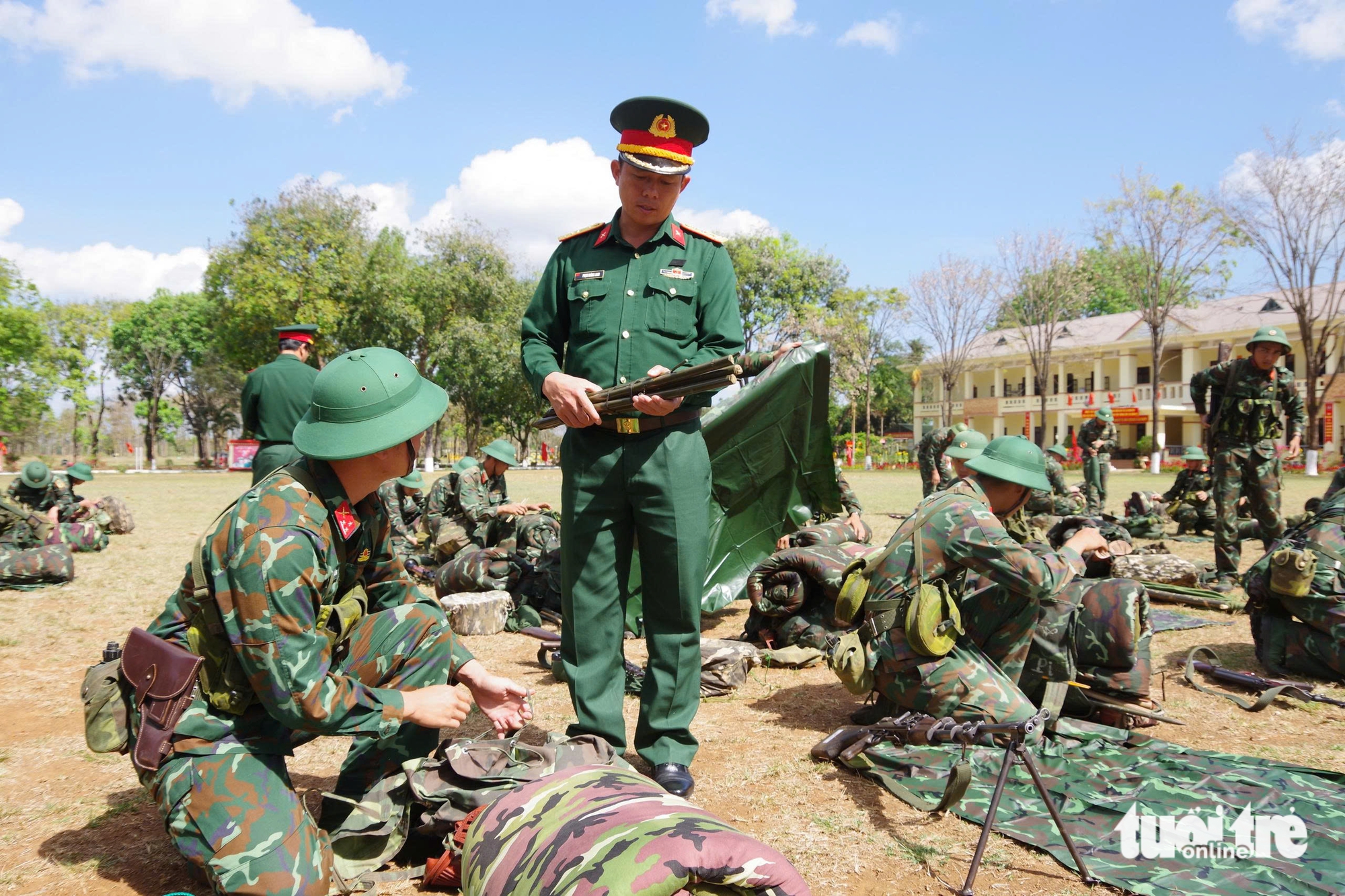 Đắk Lắk đồng loạt tổ chức 11 điểm bầu cử sớm của lực lượng vũ trang - Ảnh 7.