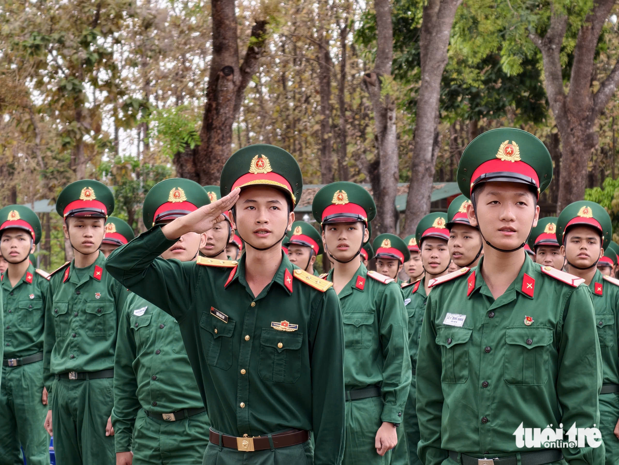 Đắk Lắk đồng loạt tổ chức 11 điểm bầu cử sớm của lực lượng vũ trang - Ảnh 8.