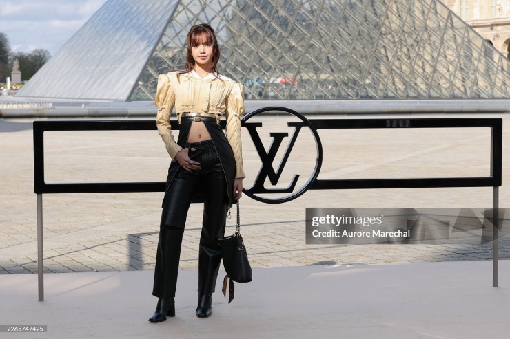Paris Fashion Week 2026: Bộ tứ BLACKPINK đột phá, ai nhận đãi ngộ khủng nhất? 13 Paris Fashion Week 2026: "Bộ tứ" BLACKPINK đột phá, ai nhận đãi ngộ khủng nhất? - 12