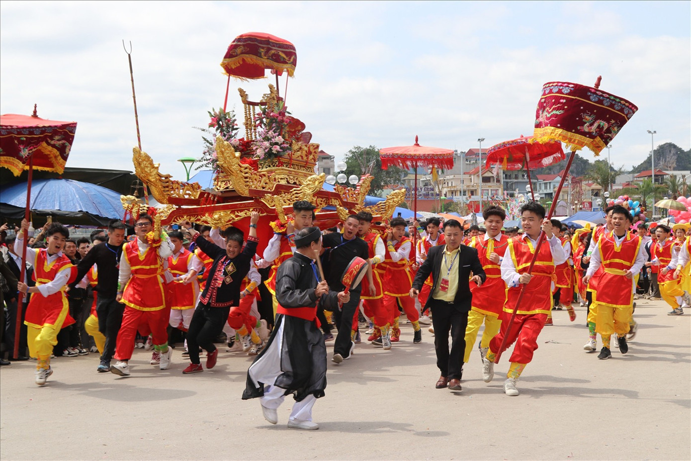 Người Lạng Sơn dọn nhà, sắp cỗ, mời du khách ăn ở miễn phí- Ảnh 2.