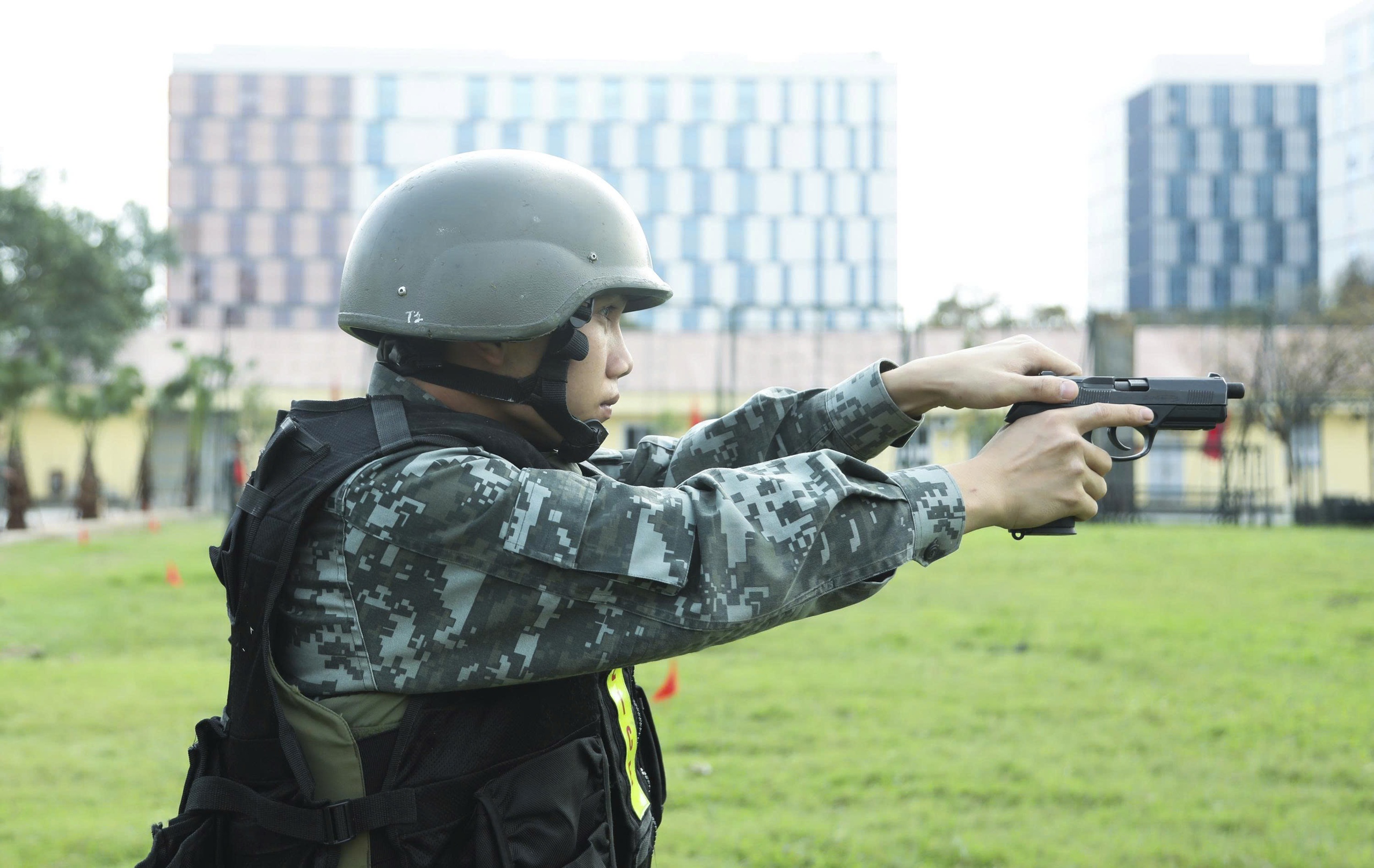 Xem cảnh sát cơ động luyện tập, sẵn sàng bảo vệ tuyệt đối an ninh, an toàn ngày bầu cử 4 bầu cử - Ảnh 4.