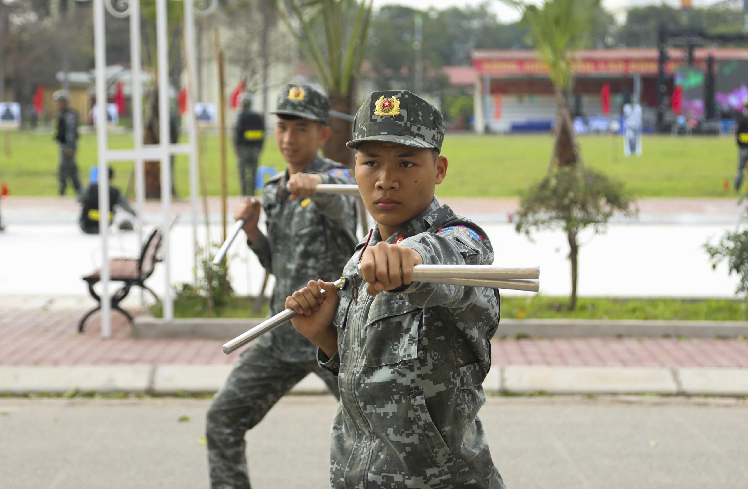 Xem cảnh sát cơ động luyện tập, sẵn sàng bảo vệ tuyệt đối an ninh, an toàn ngày bầu cử 6 bầu cử - Ảnh 6.