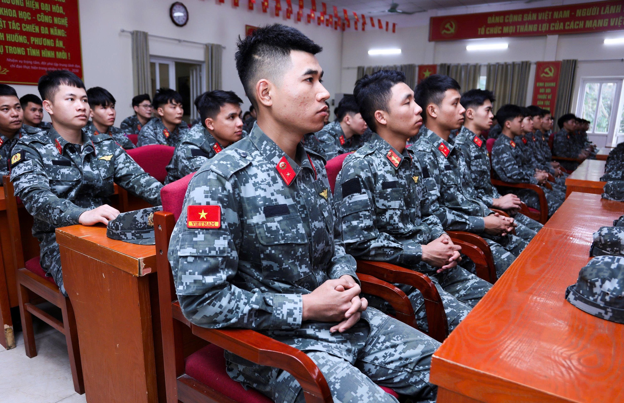 Xem cảnh sát cơ động luyện tập, sẵn sàng bảo vệ tuyệt đối an ninh, an toàn ngày bầu cử 8 bầu cử - Ảnh 8.