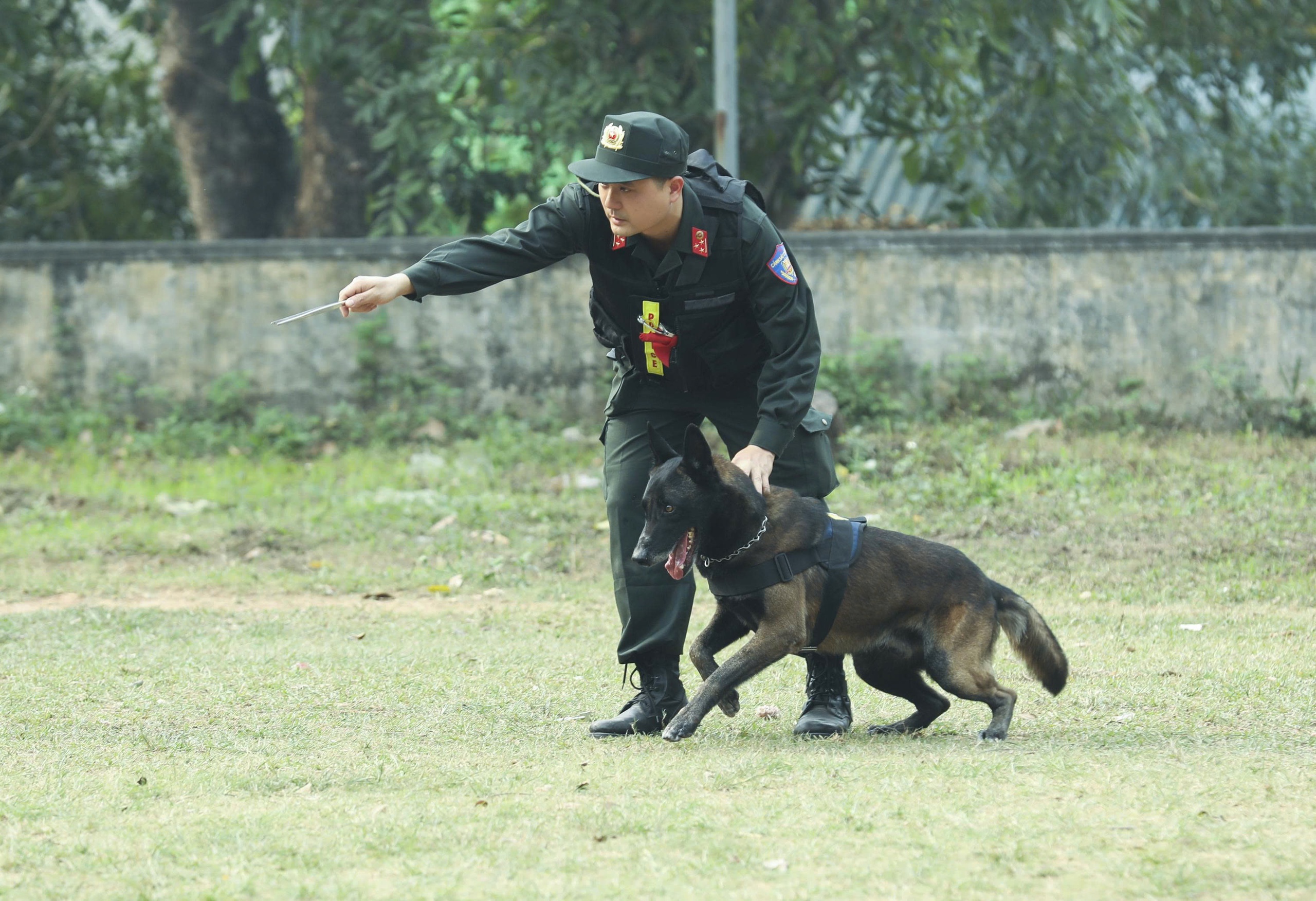 Xem cảnh sát cơ động luyện tập, sẵn sàng bảo vệ tuyệt đối an ninh, an toàn ngày bầu cử 9 bầu cử - Ảnh 9.