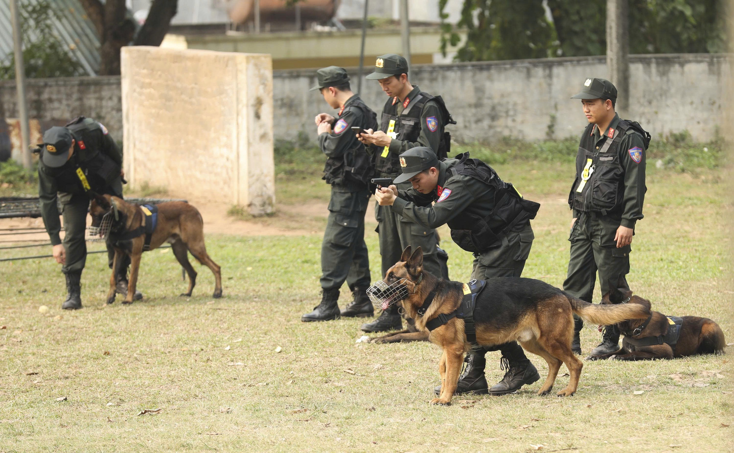 Xem cảnh sát cơ động luyện tập, sẵn sàng bảo vệ tuyệt đối an ninh, an toàn ngày bầu cử 10 bầu cử - Ảnh 10.