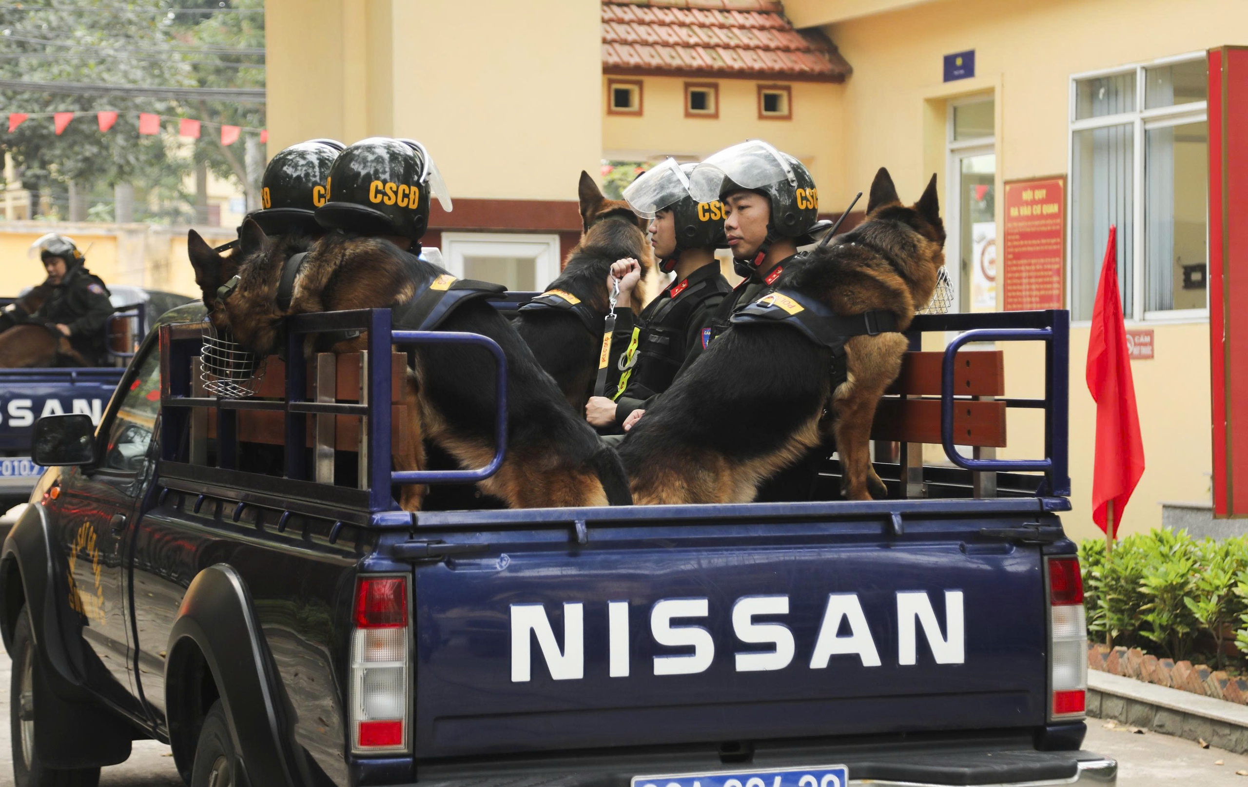 Xem cảnh sát cơ động luyện tập, sẵn sàng bảo vệ tuyệt đối an ninh, an toàn ngày bầu cử 11 bầu cử - Ảnh 11.