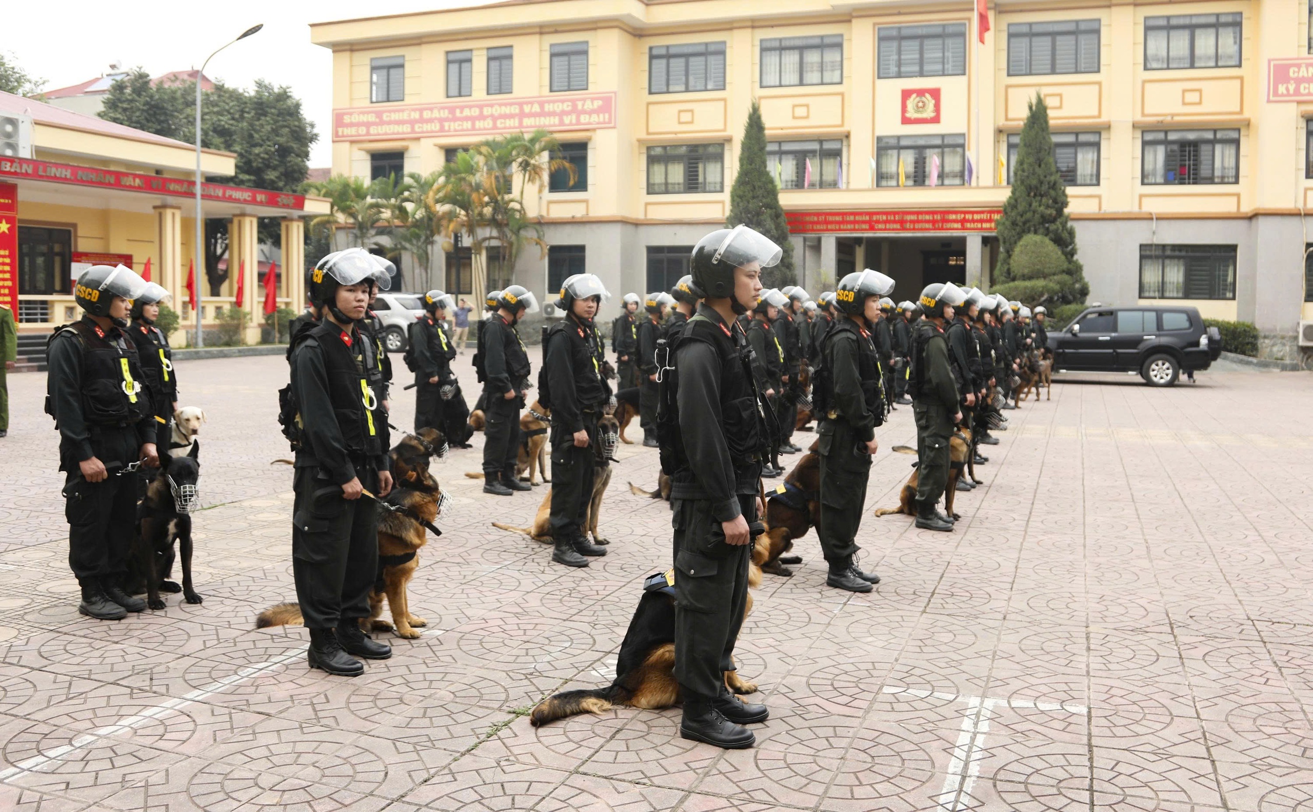 Xem cảnh sát cơ động luyện tập, sẵn sàng bảo vệ tuyệt đối an ninh, an toàn ngày bầu cử 13 bầu cử - Ảnh 13.