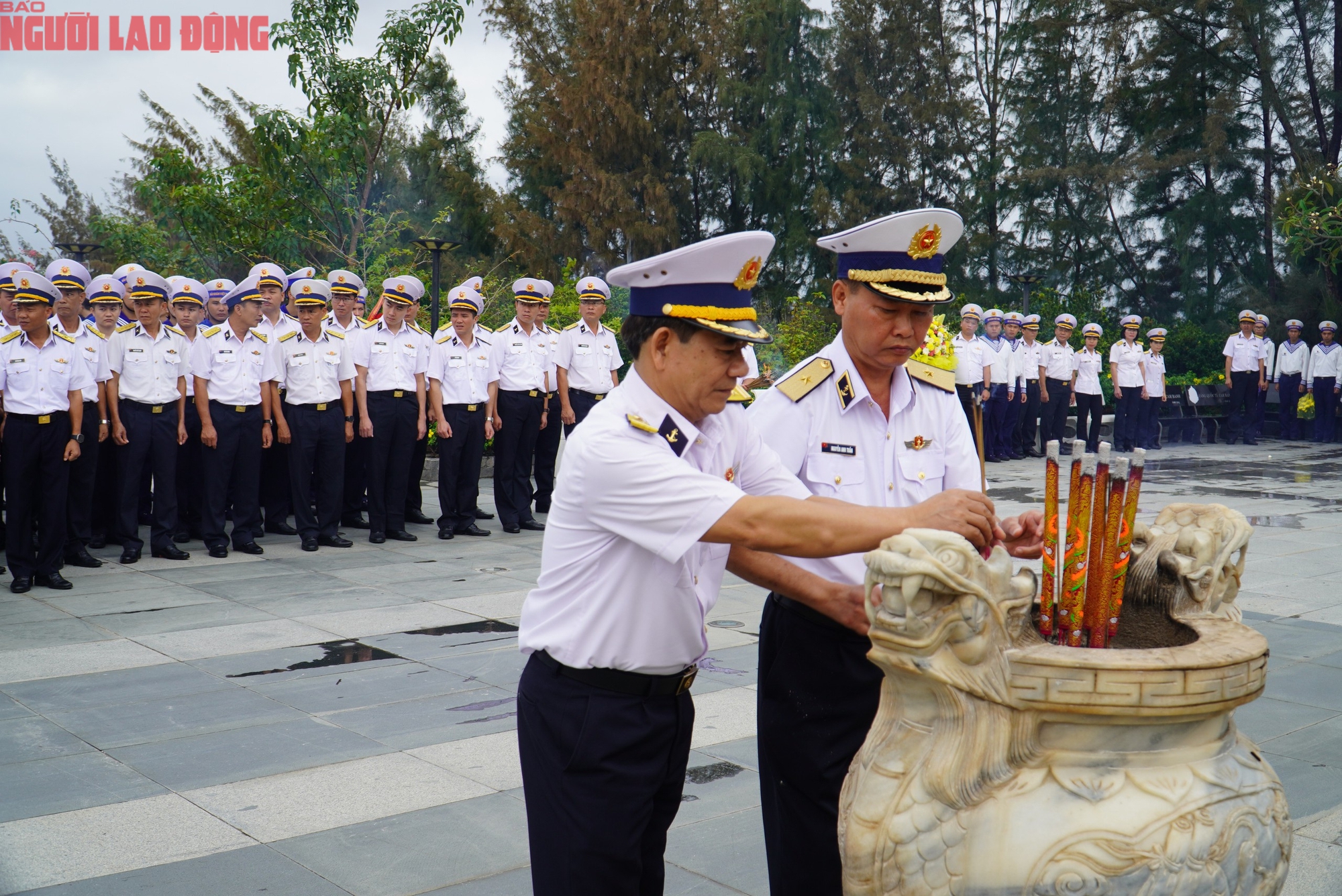 Hàng ngàn người tưởng niệm chiến sĩ Gạc Ma tại khánh hòa - Ảnh 2. Hàng ngàn người tưởng niệm chiến sĩ Gạc Ma tại khánh hòa - Ảnh 2.