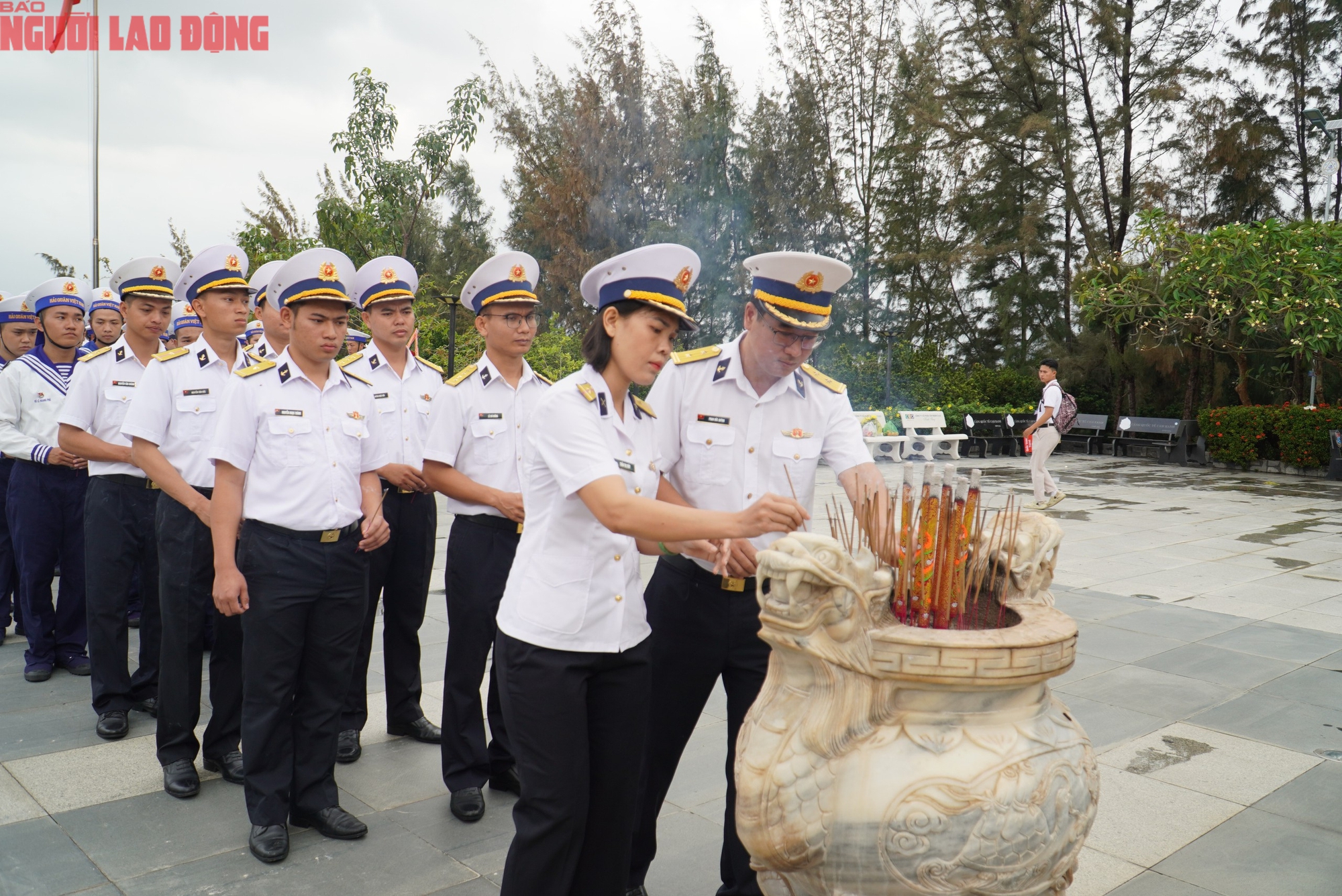 Hàng ngàn người tưởng niệm chiến sĩ Gạc Ma tại khánh hòa - Ảnh 3. Hàng ngàn người tưởng niệm chiến sĩ Gạc Ma tại khánh hòa - Ảnh 3.