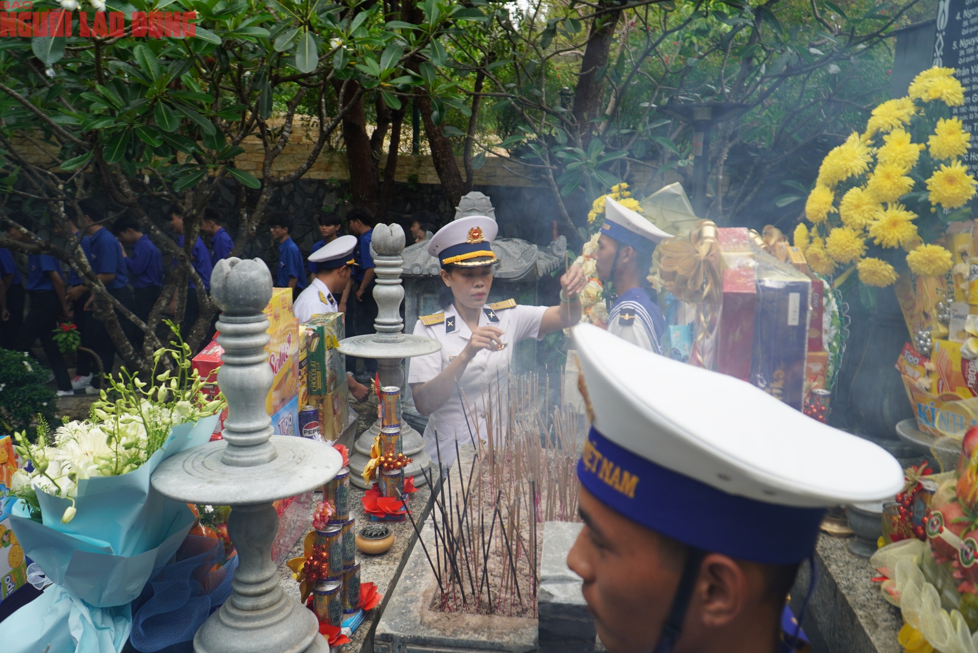 Hàng ngàn người tưởng niệm chiến sĩ Gạc Ma tại khánh hòa - Ảnh 4. Hàng ngàn người tưởng niệm chiến sĩ Gạc Ma tại khánh hòa - Ảnh 4.