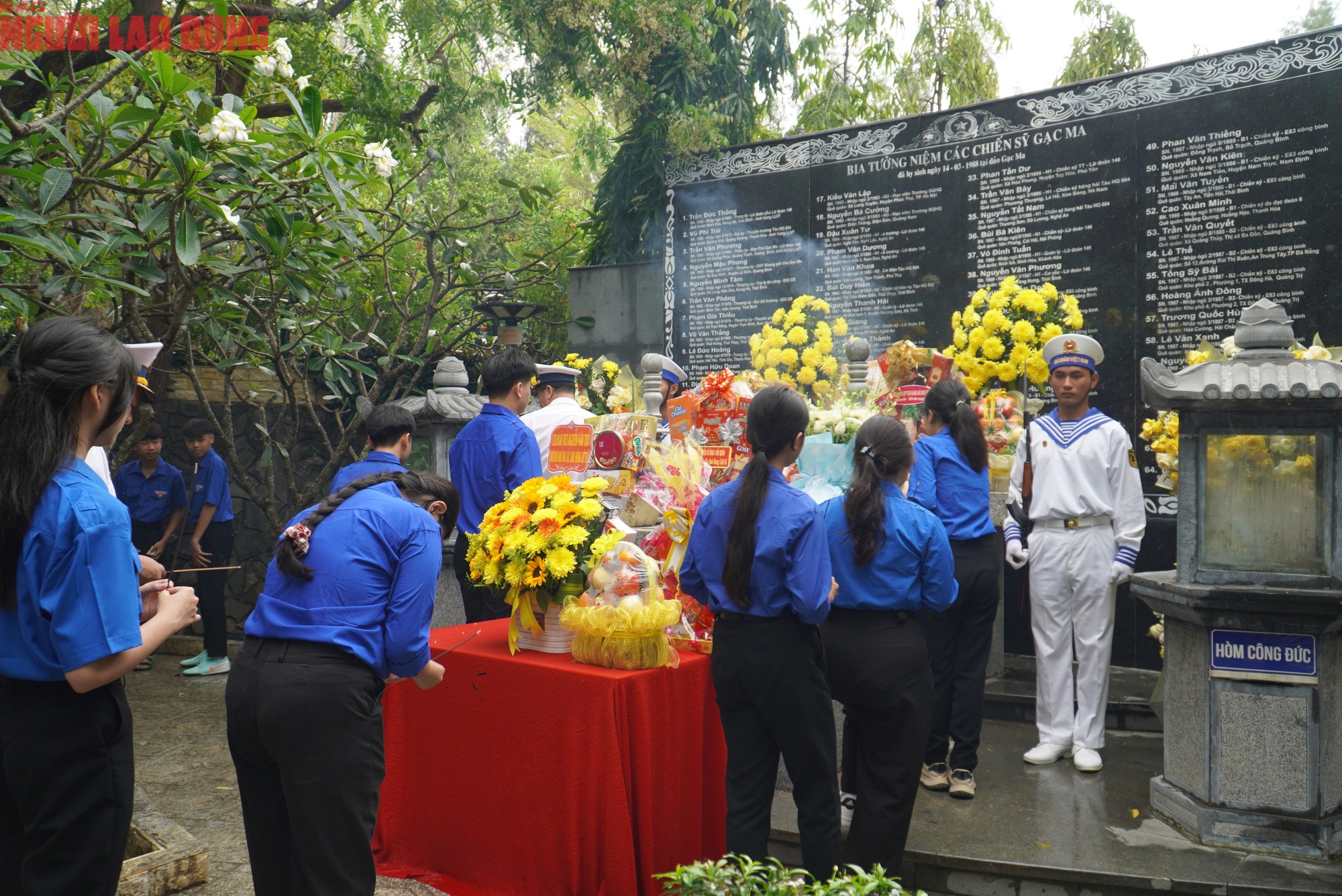 Hàng ngàn người tưởng niệm chiến sĩ Gạc Ma tại khánh hòa - Ảnh 5. Hàng ngàn người tưởng niệm chiến sĩ Gạc Ma tại khánh hòa - Ảnh 5.