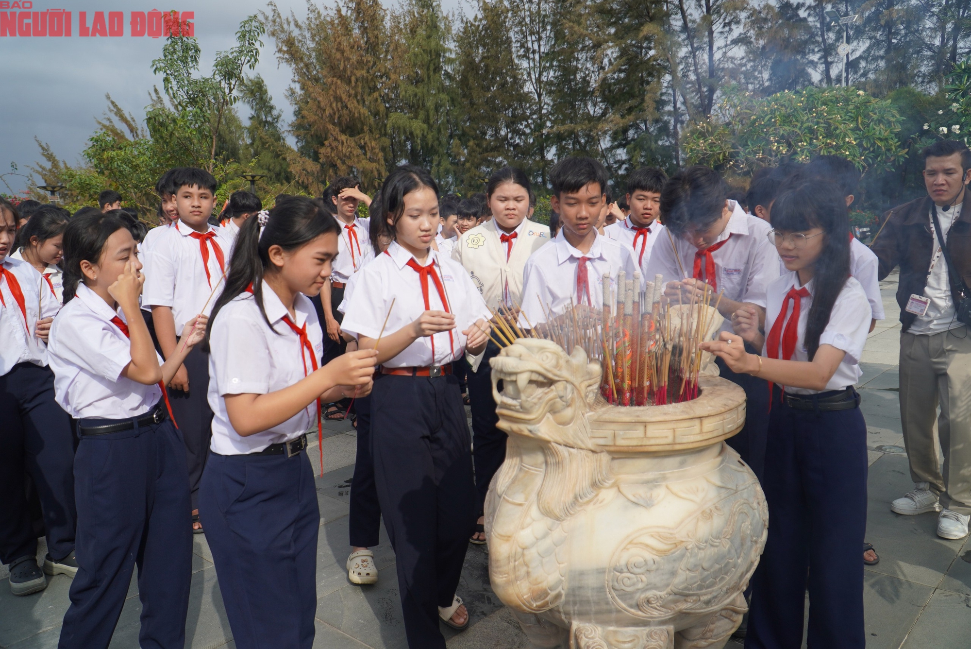 Hàng ngàn người tưởng niệm chiến sĩ Gạc Ma tại khánh hòa - Ảnh 7. Hàng ngàn người tưởng niệm chiến sĩ Gạc Ma tại khánh hòa - Ảnh 7.
