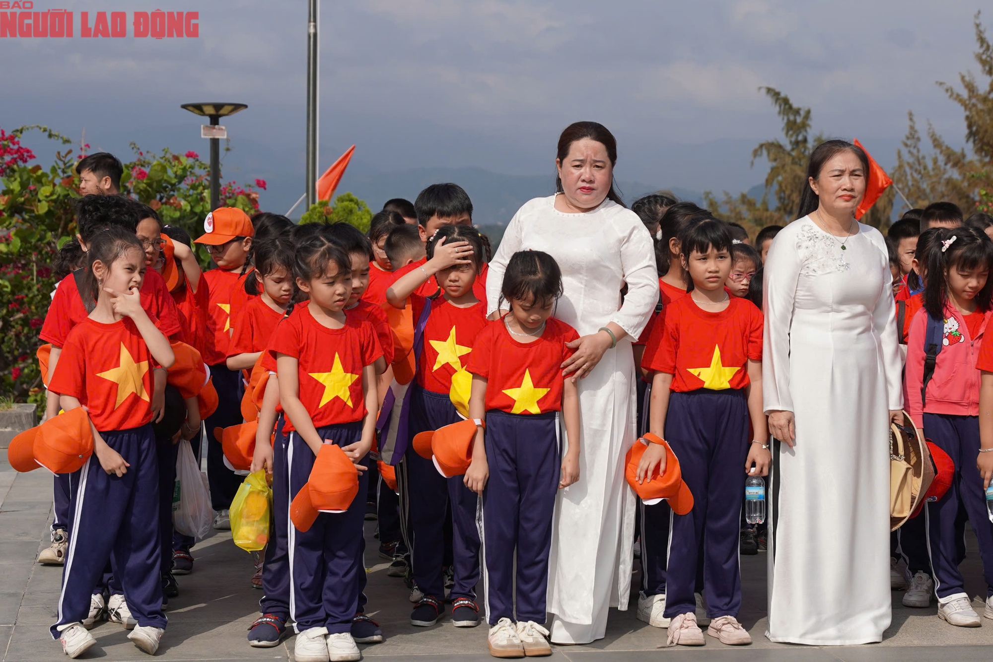 Hàng ngàn người tưởng niệm chiến sĩ Gạc Ma tại khánh hòa - Ảnh 8. Hàng ngàn người tưởng niệm chiến sĩ Gạc Ma tại khánh hòa - Ảnh 8.