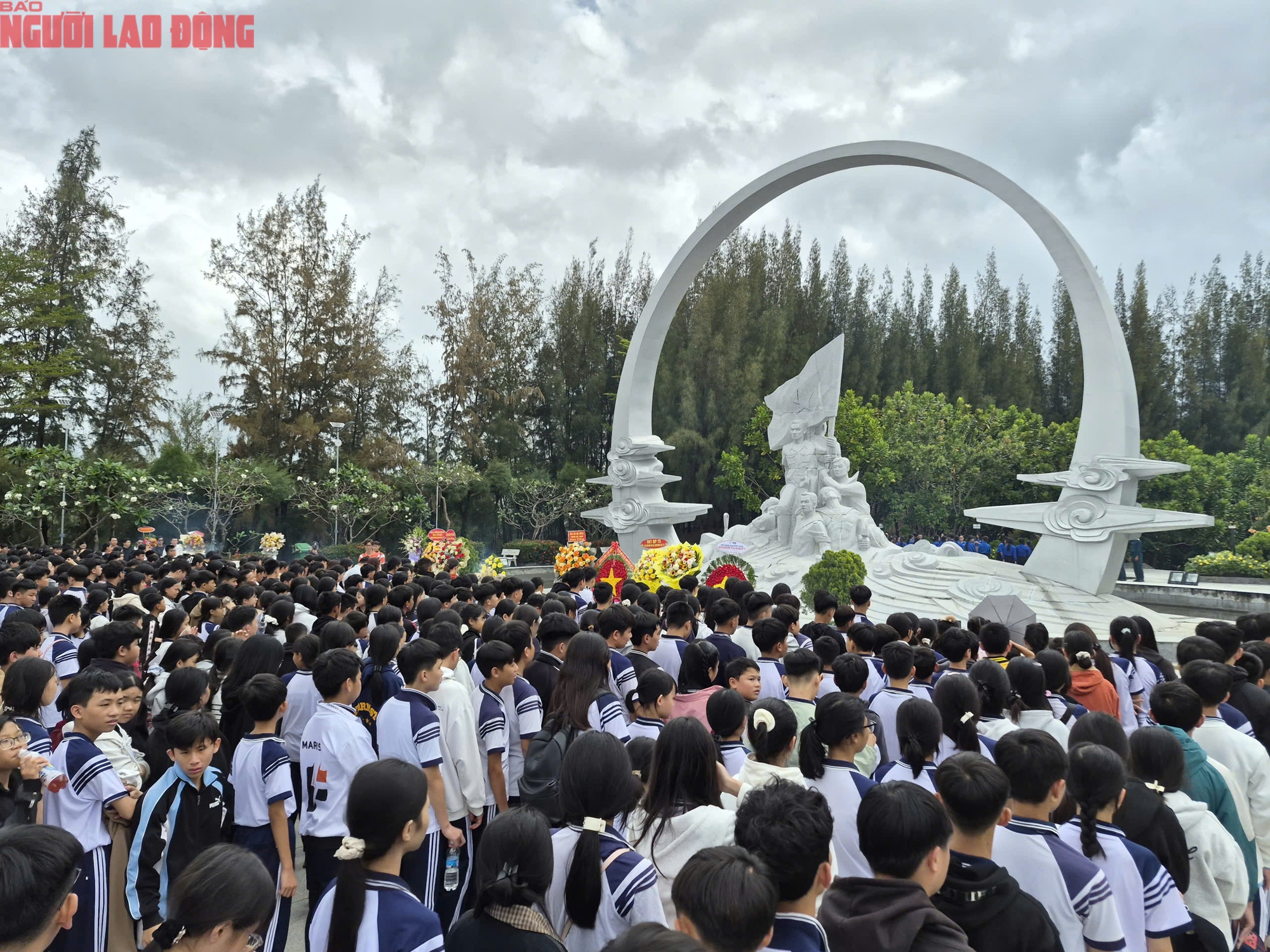 Hàng ngàn người tưởng niệm chiến sĩ Gạc Ma tại khánh hòa - Ảnh 10. Hàng ngàn người tưởng niệm chiến sĩ Gạc Ma tại khánh hòa - Ảnh 10.