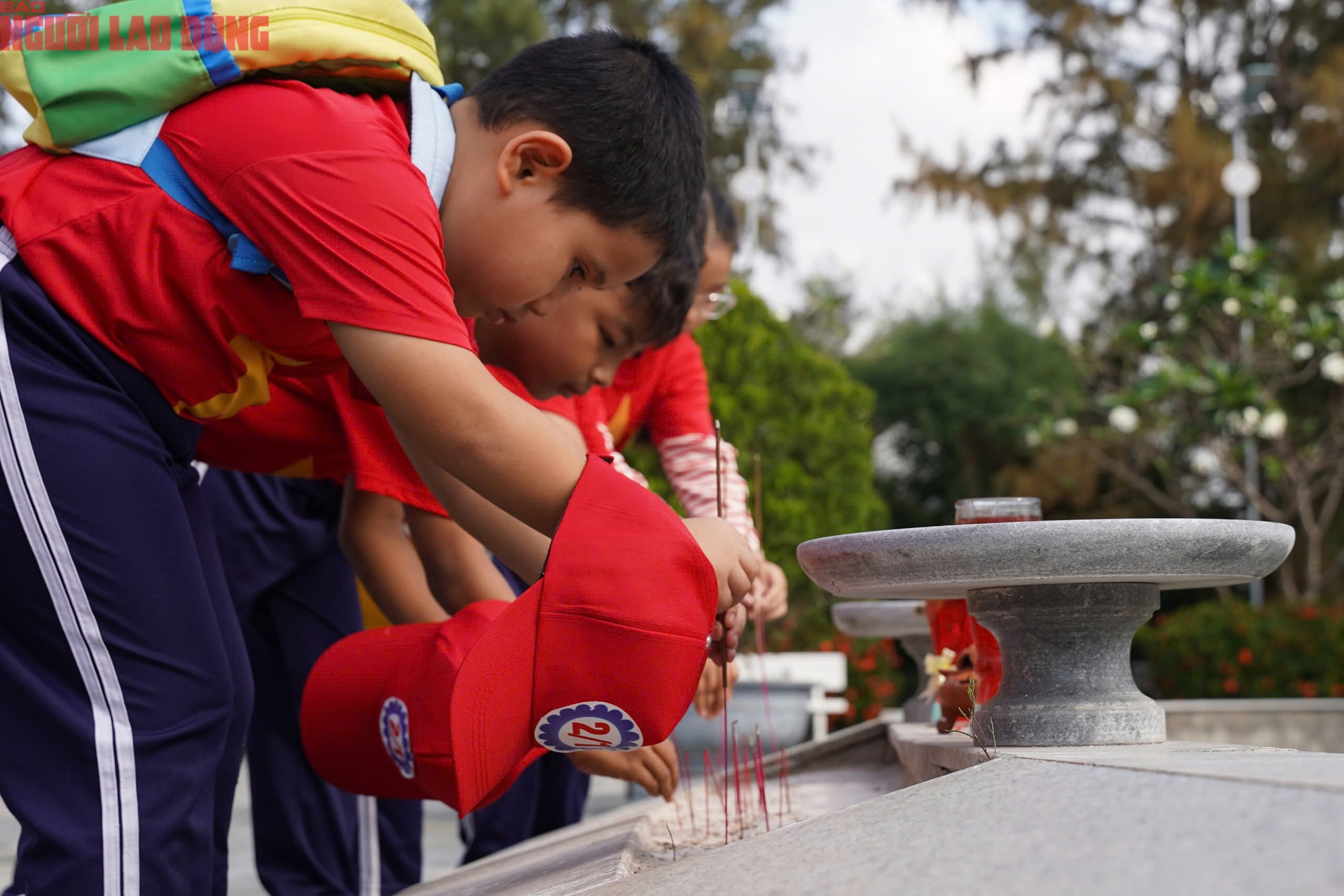 Hàng ngàn người tưởng niệm chiến sĩ Gạc Ma tại khánh hòa - Ảnh 9. Hàng ngàn người tưởng niệm chiến sĩ Gạc Ma tại khánh hòa - Ảnh 9.