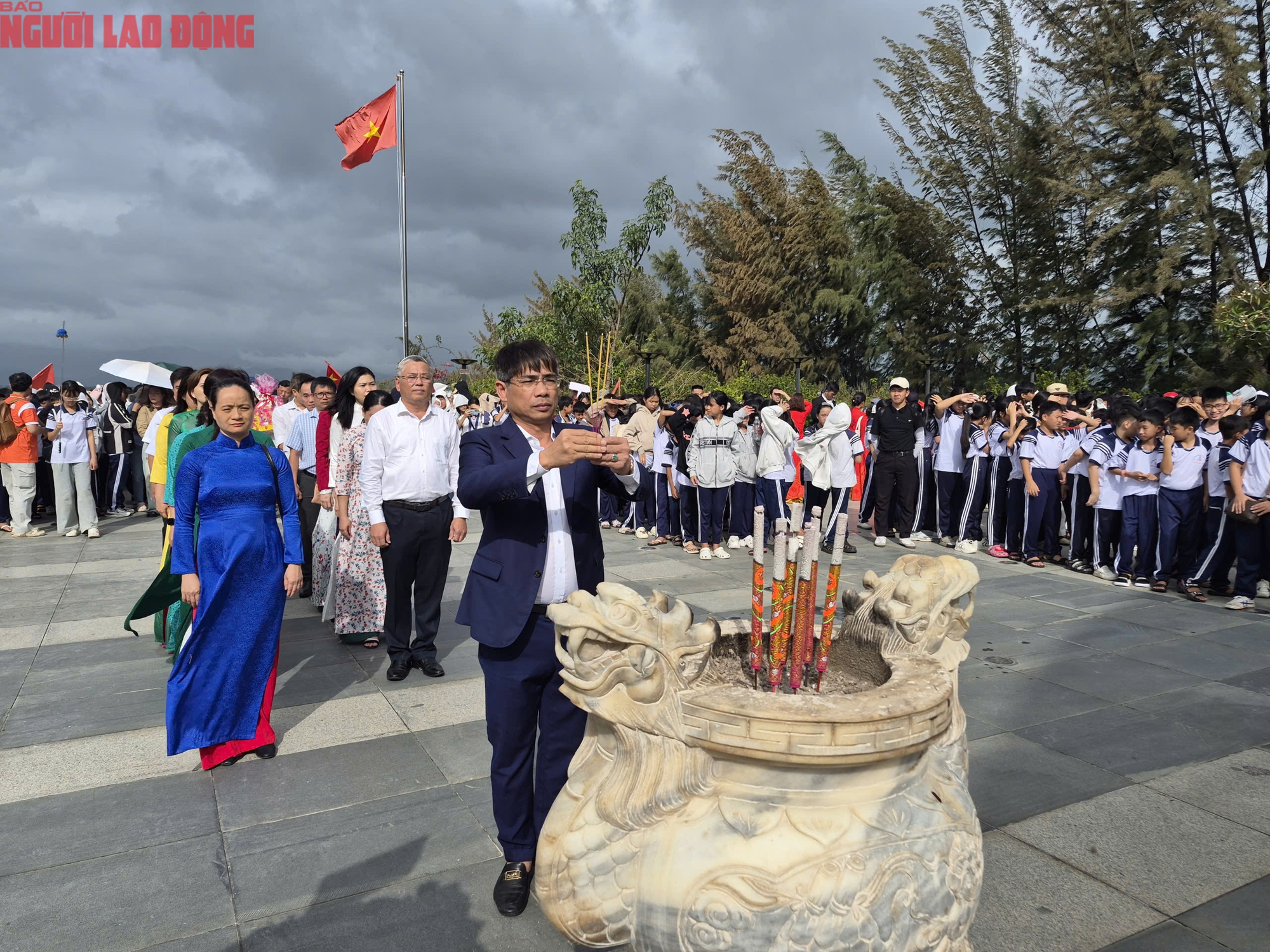 Hàng ngàn người tưởng niệm chiến sĩ Gạc Ma tại khánh hòa - Ảnh 11. Hàng ngàn người tưởng niệm chiến sĩ Gạc Ma tại khánh hòa - Ảnh 11.