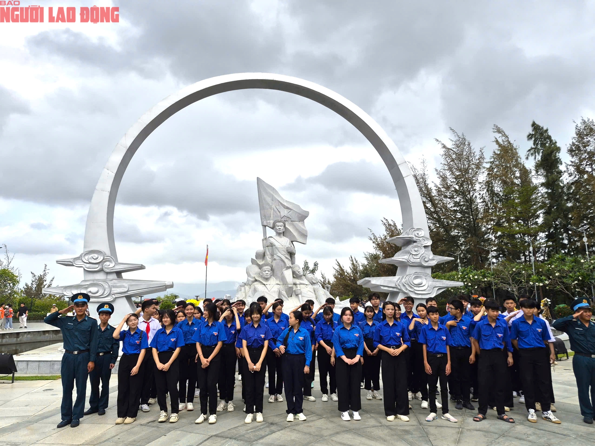 Hàng ngàn người tưởng niệm chiến sĩ Gạc Ma tại khánh hòa - Ảnh 12. Hàng ngàn người tưởng niệm chiến sĩ Gạc Ma tại khánh hòa - Ảnh 12.