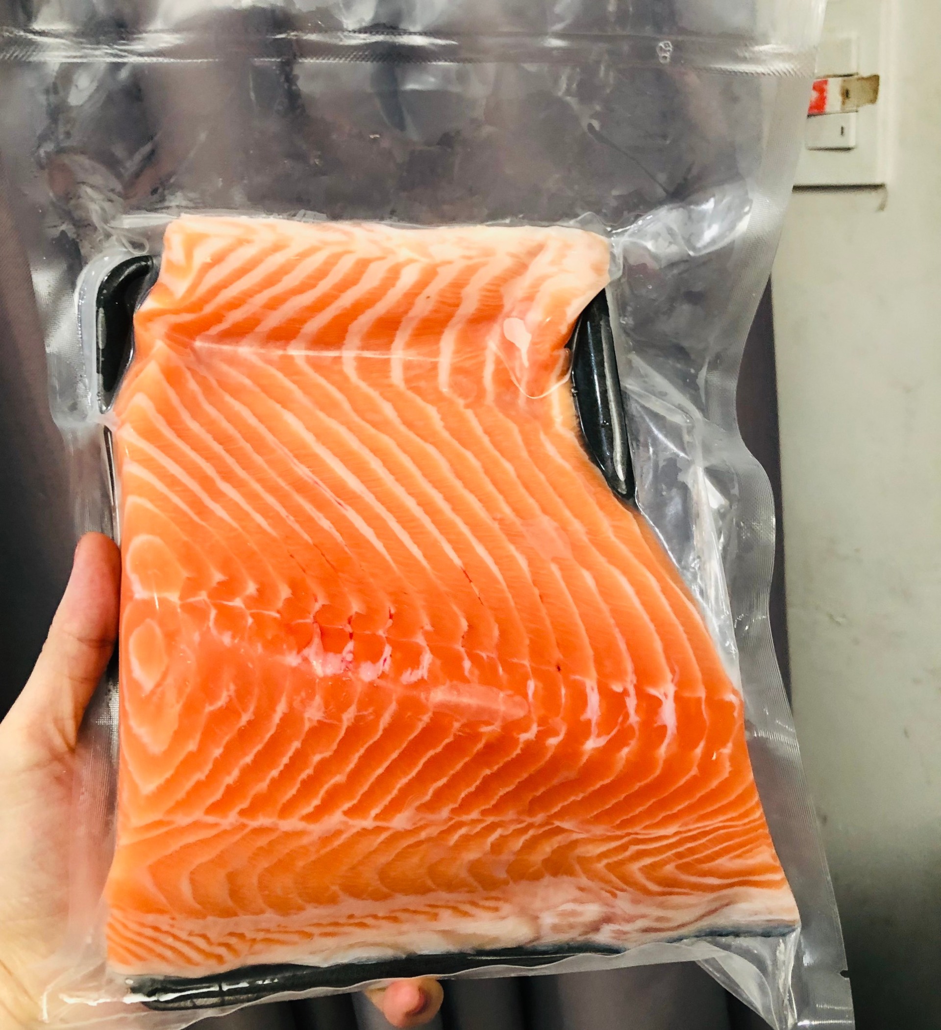 Mua cá hồi siêu thị: Nhân viên tiết lộ chi tiết 