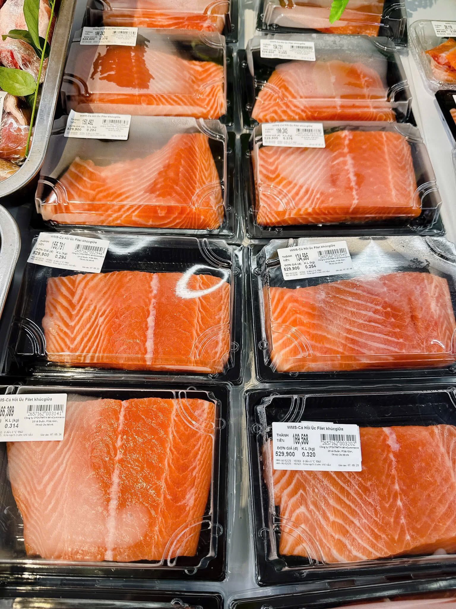 Mua cá hồi siêu thị: Nhân viên tiết lộ chi tiết 