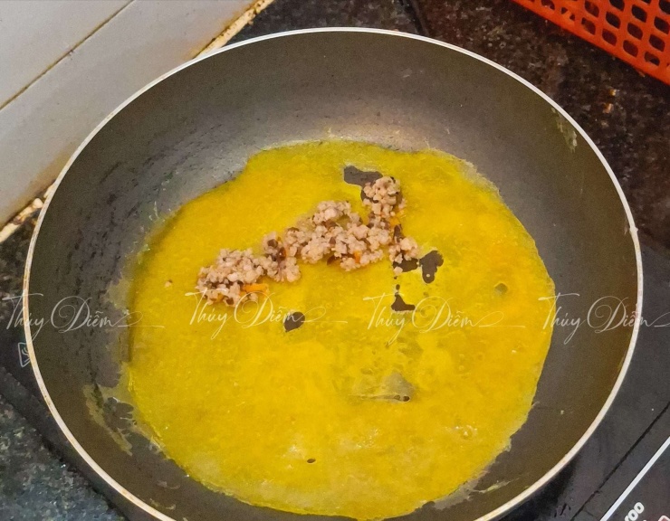 Mách bạn cách làm bánh cuốn 3 màu từ nguyên liệu tự nhiên bắt mắt, thơm ngon cho bữa ăn gia đình 4 Tráng lớp bánh mỏng, chờ 10 giây bánh chín, cho nhân vào cuốn