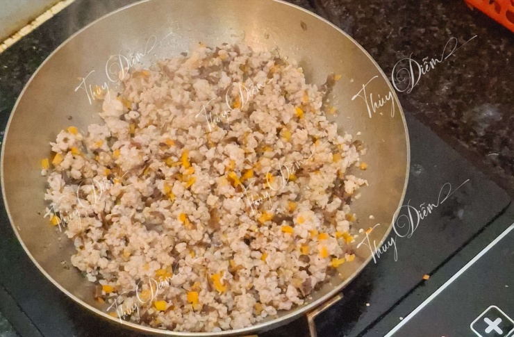 Mách bạn cách làm bánh cuốn 3 màu từ nguyên liệu tự nhiên bắt mắt, thơm ngon cho bữa ăn gia đình 6 Xào nhân thịt, cà rốt, nấm mèo