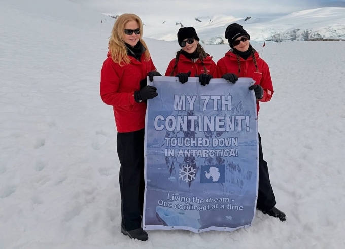 Diễn viên và hai con gái trong chuyến đi đến Nam Cực hồi tháng 1. Ảnh: Instagram/ Nicole Kidman