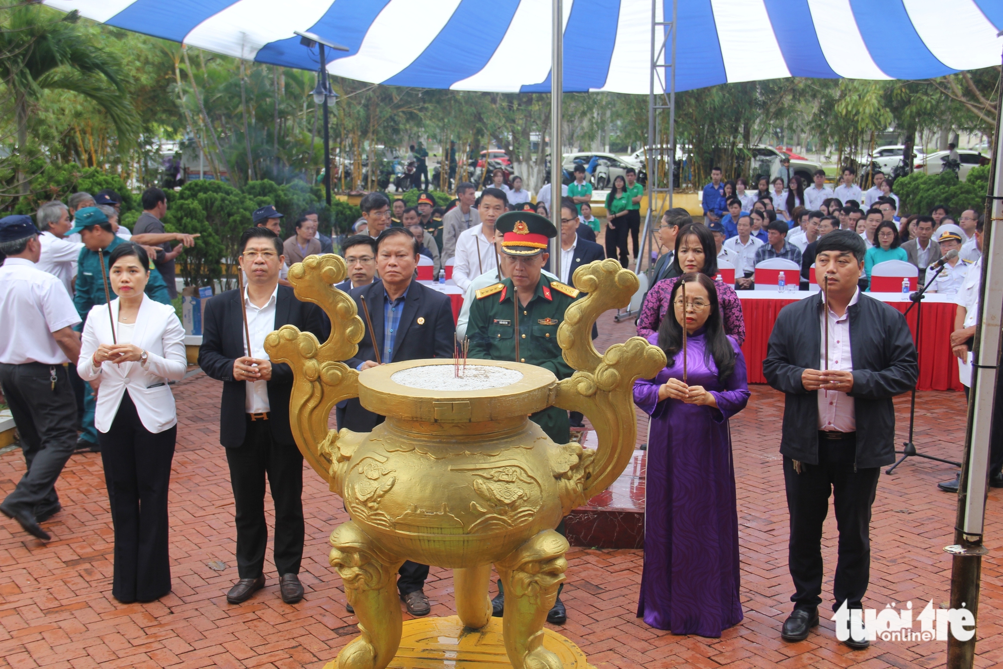 Trước bia tưởng niệm 10 liệt sĩ tại Đà Nẵng, nhớ về 64 chiến sĩ Gạc Ma anh hùng - Ảnh 2.