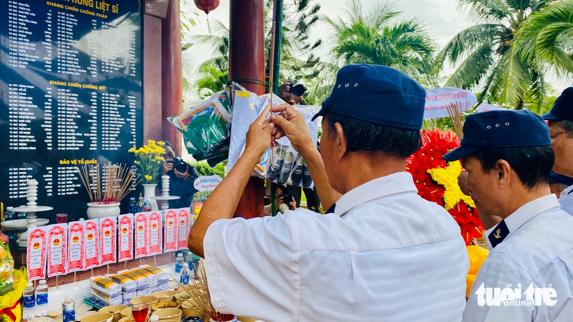 Trước bia tưởng niệm 10 liệt sĩ tại Đà Nẵng, nhớ về 64 chiến sĩ Gạc Ma anh hùng - Ảnh 3.