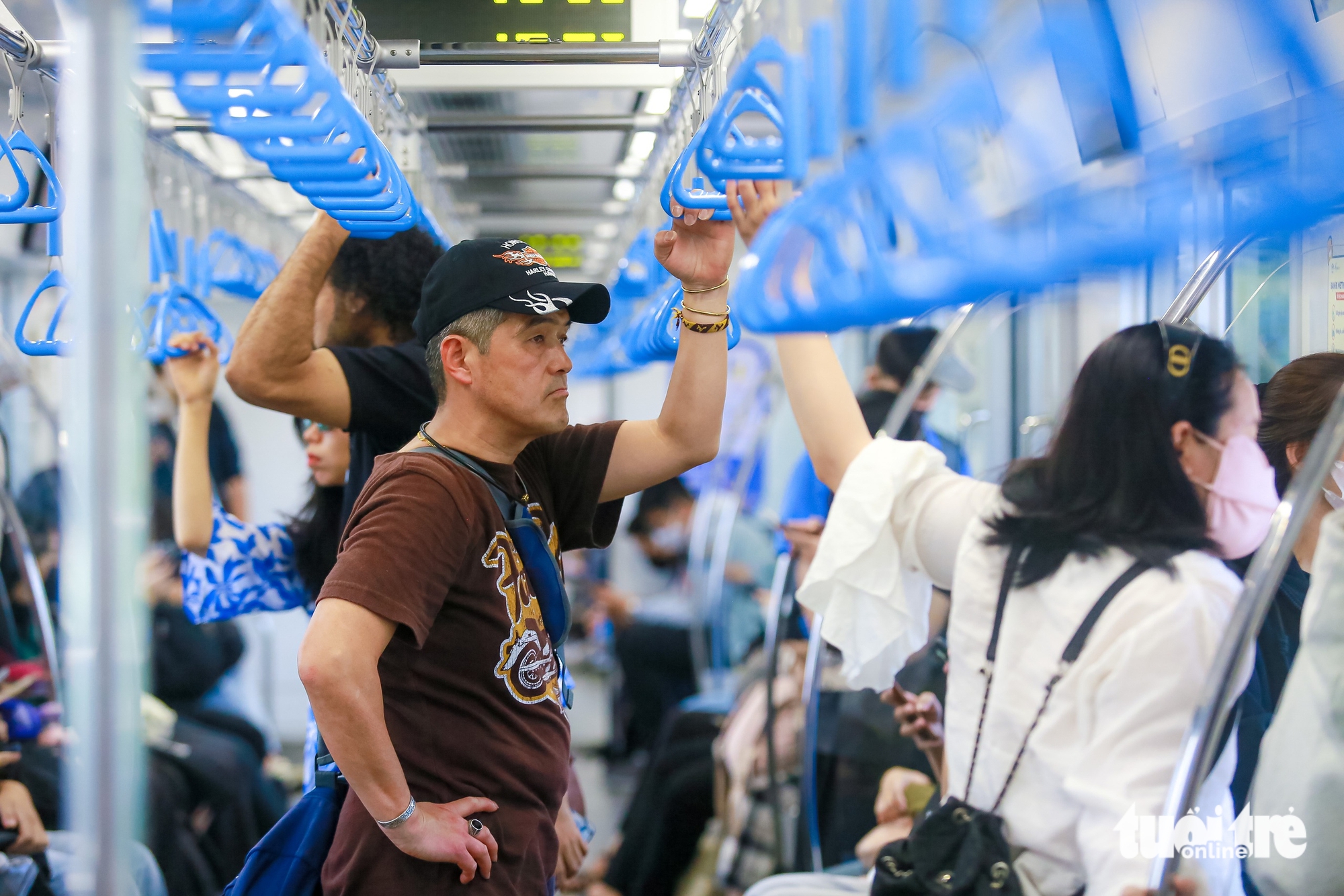 Giá xăng tăng, metro số 1 đông khách hơn, sinh viên chiếm số nhiều - Ảnh 5.