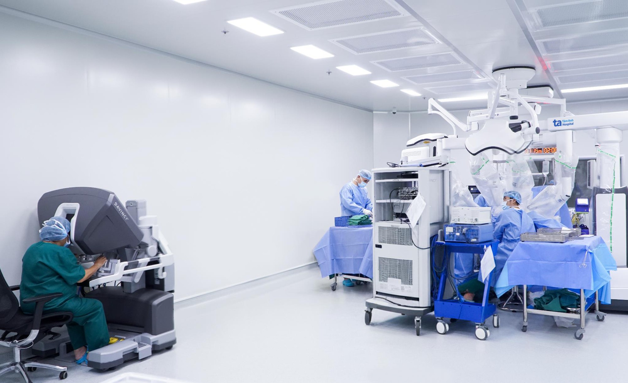 Huấn luyện phẫu thuật robot cho gần 200 bác sĩ - Ảnh 3.