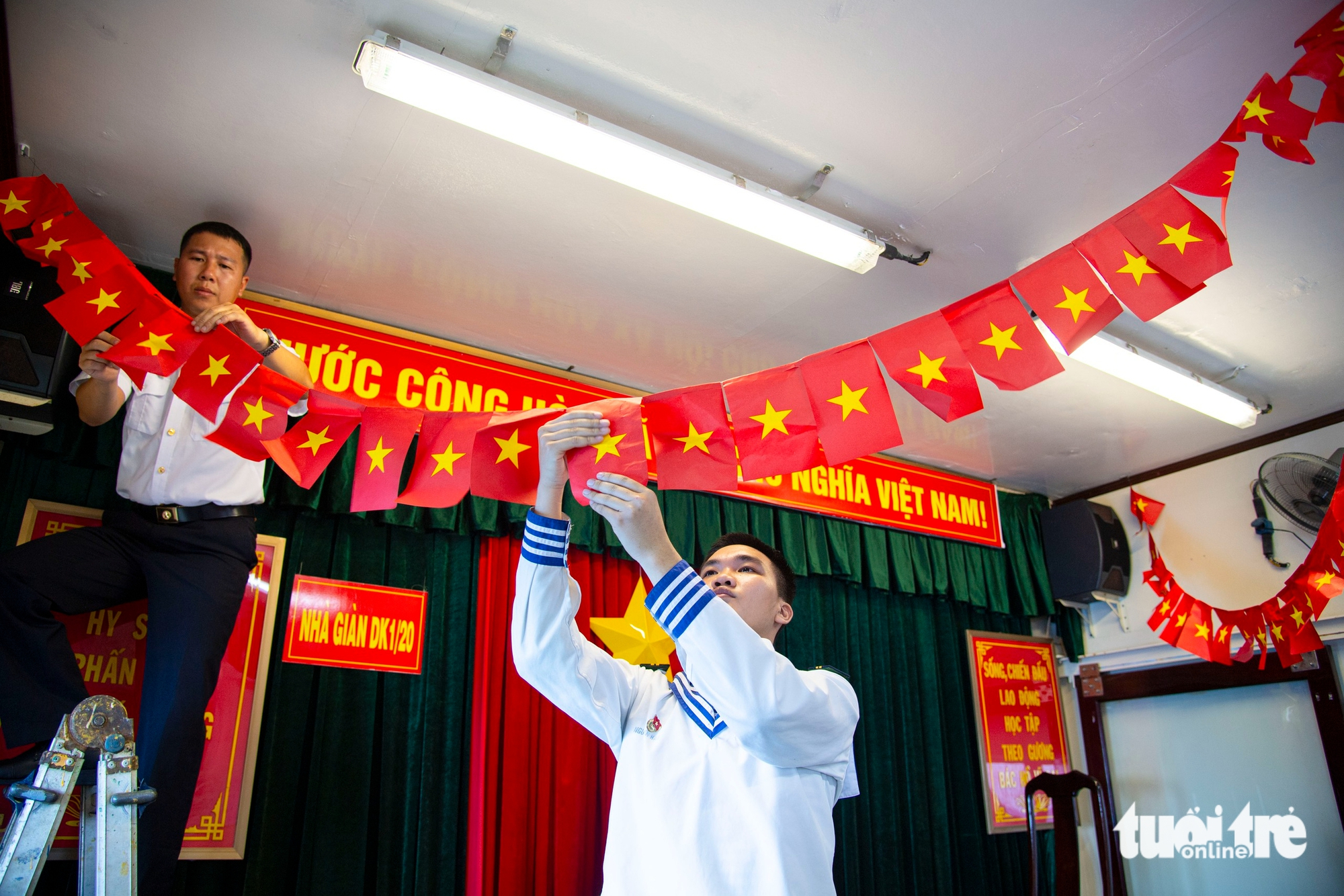 Những cử tri bỏ phiếu lần đầu trên nhà giàn DK1 2 bầu cử - Ảnh 3.