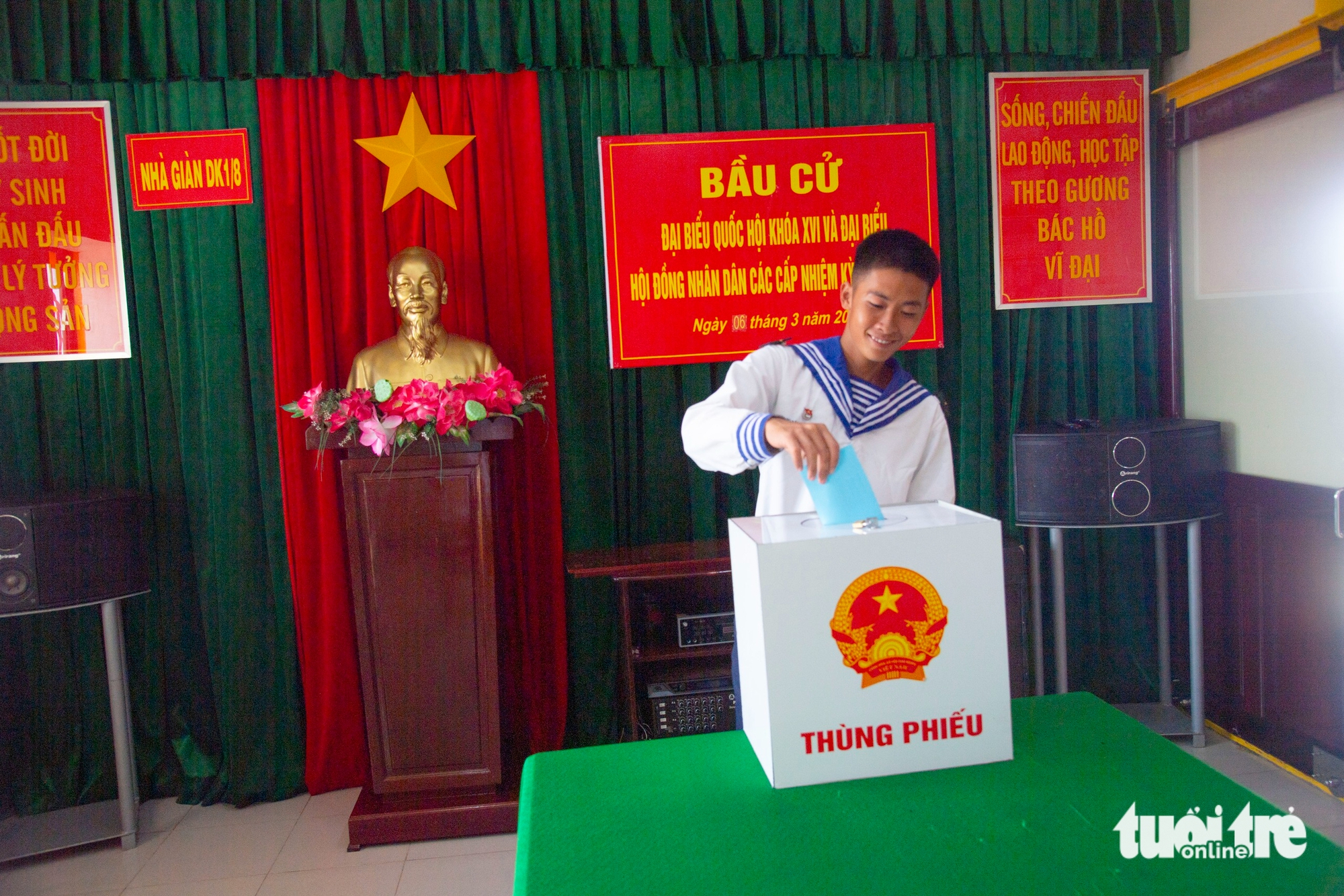 Những cử tri bỏ phiếu lần đầu trên nhà giàn DK1 3 Những cử tri bỏ phiếu lần đầu trên nhà giàn DK1 - Ảnh 3.