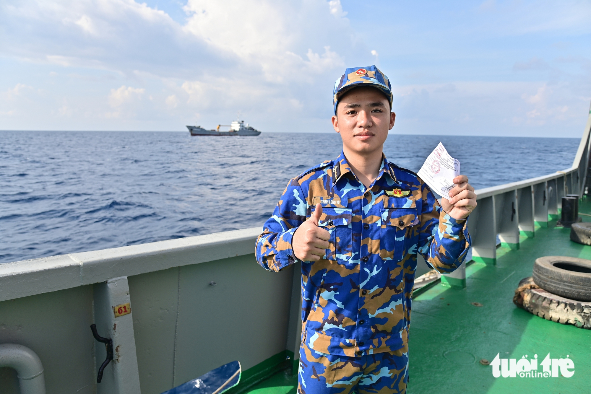 Những cử tri bỏ phiếu lần đầu trên nhà giàn DK1 4 Những cử tri bỏ phiếu lần đầu trên nhà giàn DK1 - Ảnh 4.