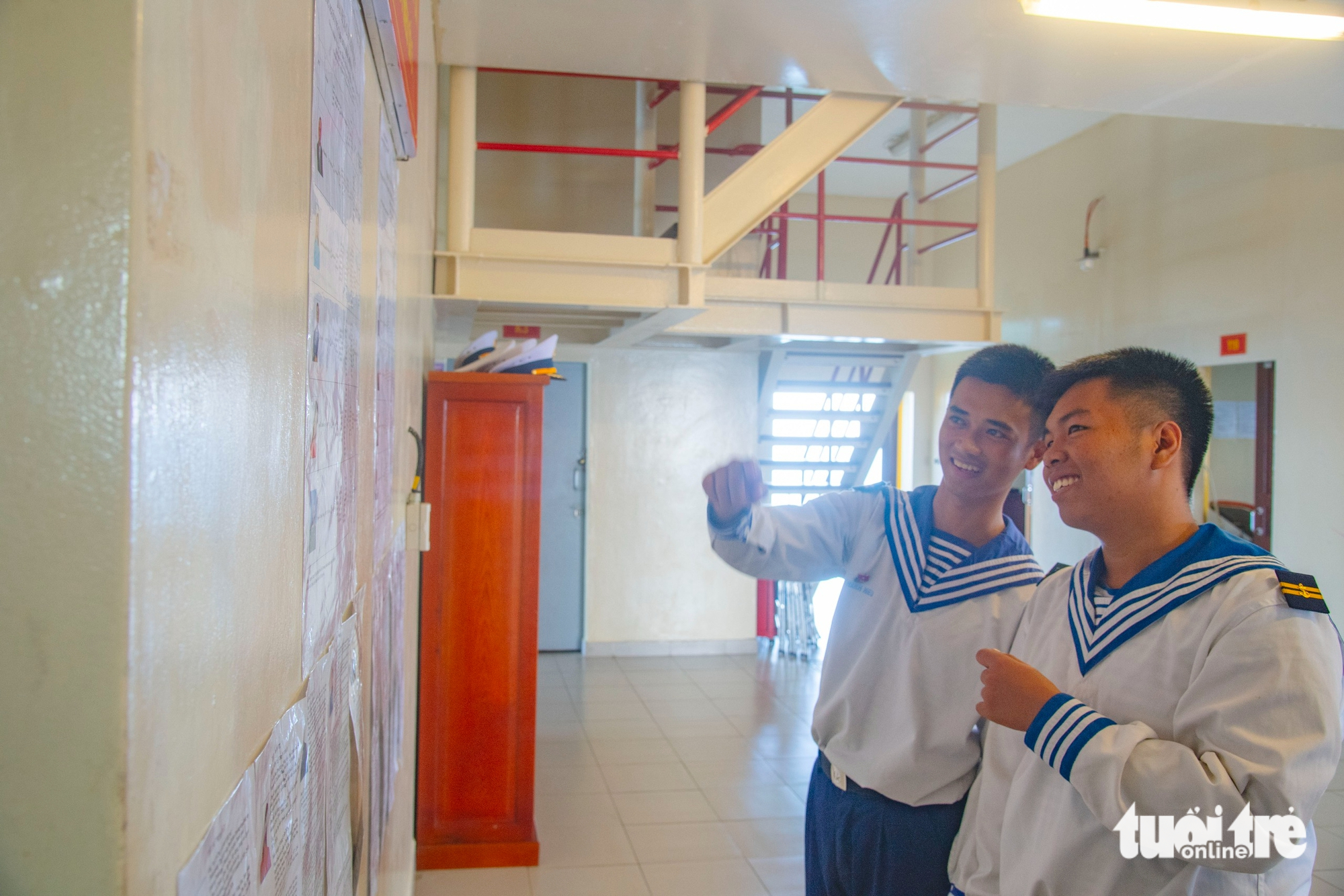 Những cử tri bỏ phiếu lần đầu trên nhà giàn DK1 5 bầu cử - Ảnh 6.