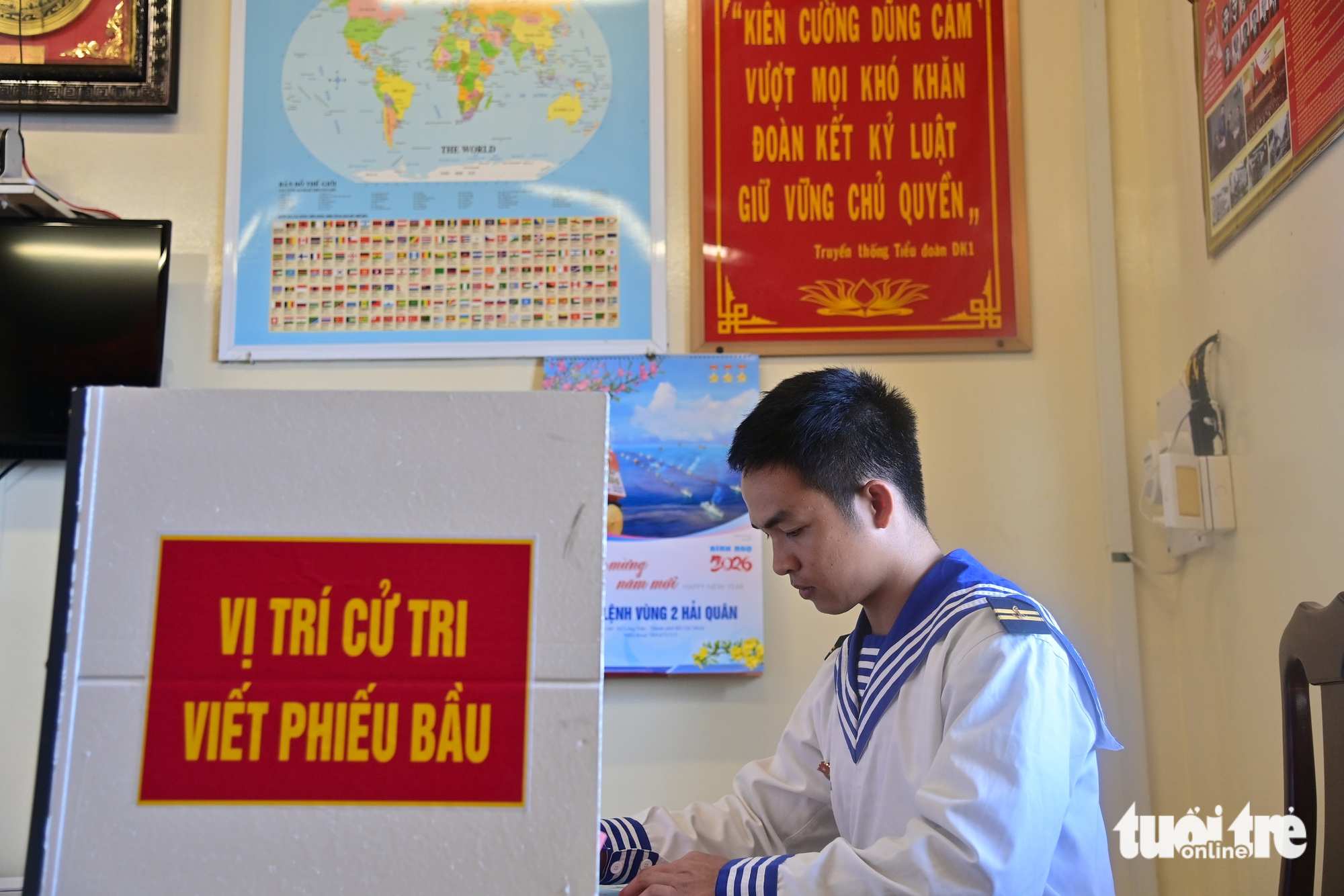 Những cử tri bỏ phiếu lần đầu trên nhà giàn DK1 6 Những cử tri bỏ phiếu lần đầu trên nhà giàn DK1 - Ảnh 6.