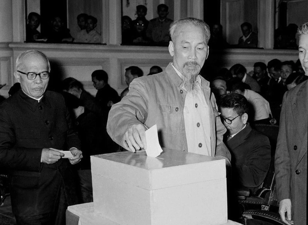 Chủ tịch Hồ Chí Minh bỏ lá phiếu đầu tiên bầu Ban Thường trực Quốc hội mới tại Kỳ họp thứ 6, Quốc hội khóa I. Ảnh: TTXVN nhin-lai-15-cuoc-bau-cu-quoc-hoi-viet-nam-trong-lich-su-2.jpg