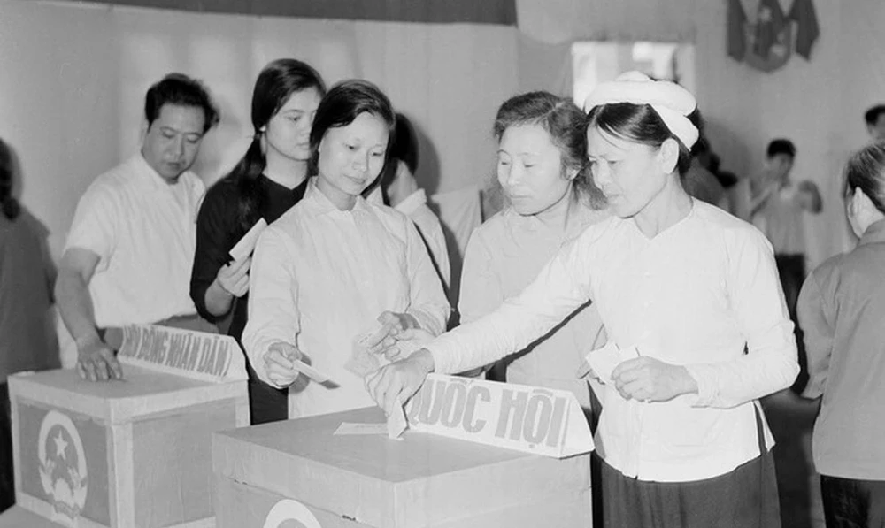 Nhân dân tập thể Kim Liên, Hà Nội bỏ phiếu bầu cử đại biểu Quốc hội khóa V. Ảnh: TTXVN nhin-lai-15-cuoc-bau-cu-quoc-hoi-viet-nam-trong-lich-su.jpg