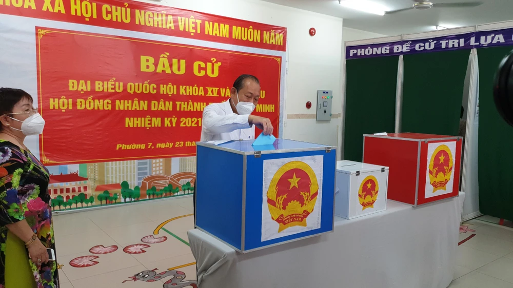 Cử tri bỏ phiếu bầu cử đại biểu Quốc hội khóa XV và HĐND các cấp nhiệm kỳ 2021-2026 truong-hoa-binh-bo-phieu_AOYD.jpg