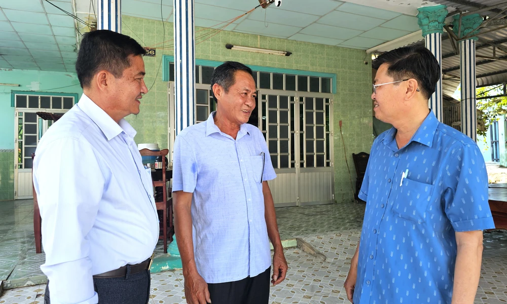 Ông Đào Văn Hùng (ở giữa) kỳ vọng những người được bầu cử kỳ này sẽ góp phần giúp xã biên giới Bình Hiệp phát triển tốt hơn. Ảnh: HUỲNH DU bầu cử.jpg