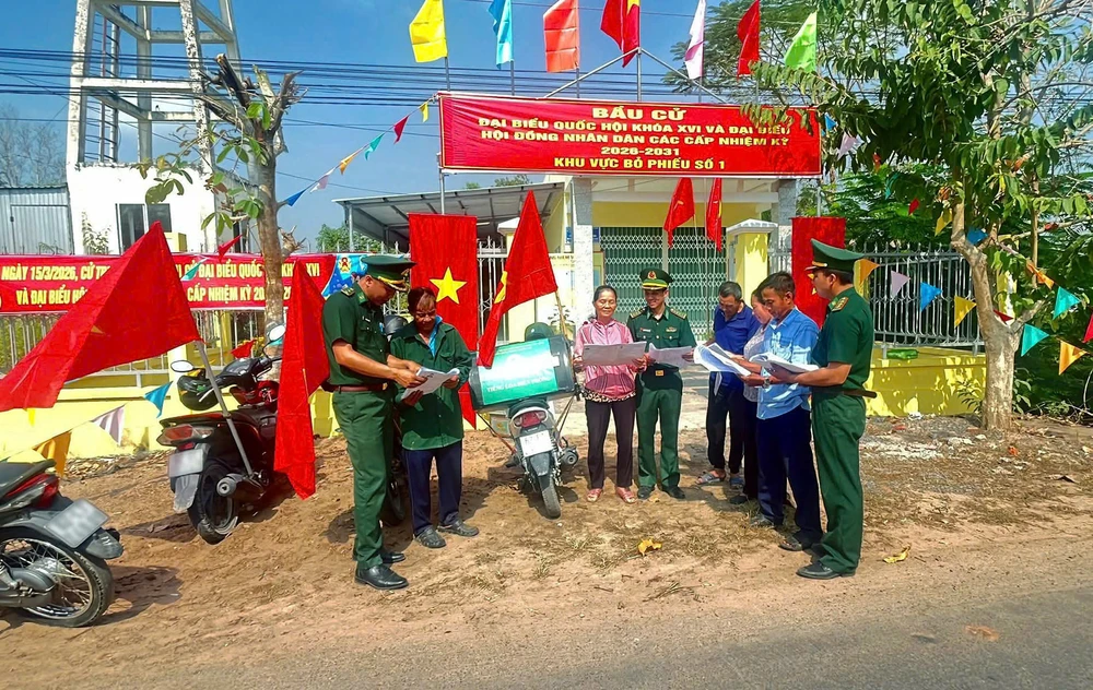 Lực lượng Biên phòng tuyên truyền cho người dân biên giới hiểu rõ thông tin về cuộc bầu cử. Ảnh:ĐINH QUÂN z7618648893241_ec91ab9f57045bf5c826e3b15e1c20ec.jpg
