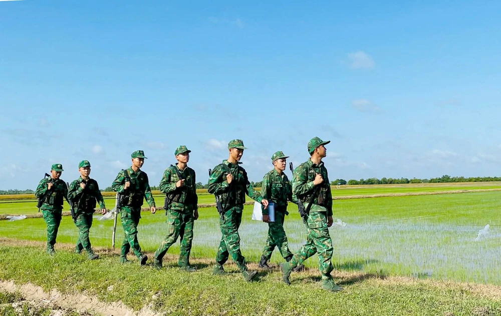Cán bộ, chiến sĩ Bộ đội Biên phòng Tây Ninh tuần tra, kiểm soát, quản lý chặt chẽ khu vực biên giới. Ảnh: ĐINH QUÂN z7618648874616_025a8e6e63b3b67023a1c3dd605a4ec5.jpg