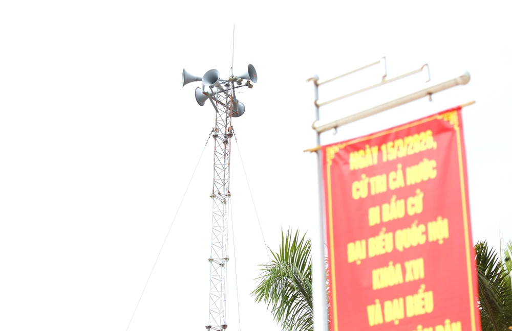 Tiếng loa phát thanh xã Bình Hiệp luôn rộn ràng trước thềm ngày hội lớn. Ảnh: HUỲNH DU bầu cử 7.JPG