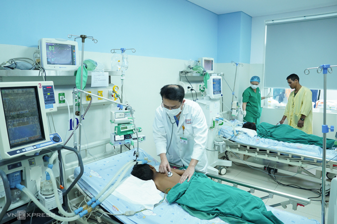 Bác sĩ thăm khám cho hai bệnh nhi tại Bệnh viện Phụ sản - Nhi Đà Nẵng, ngày 12/3. Ảnh: Nguyễn Đông