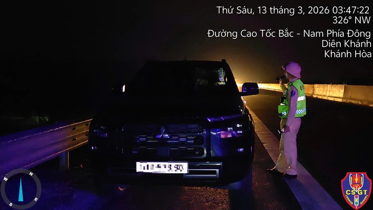 Nhiều tài xế dừng, đỗ sai quy định trên cao tốc bị lập biên bản 6 Nhiều tài xế dừng, đỗ sai quy định trên cao tốc bị lập biên bản - Ảnh 6.