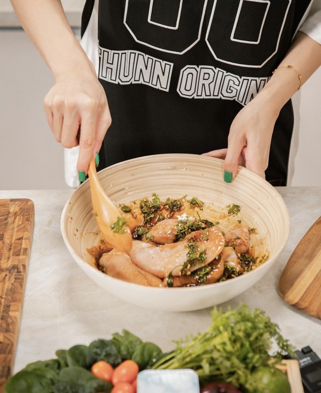 Hoa hậu Kỳ Duyên khiến người hâm mộ trầm trồ khi làm tiệc tại gia - 13