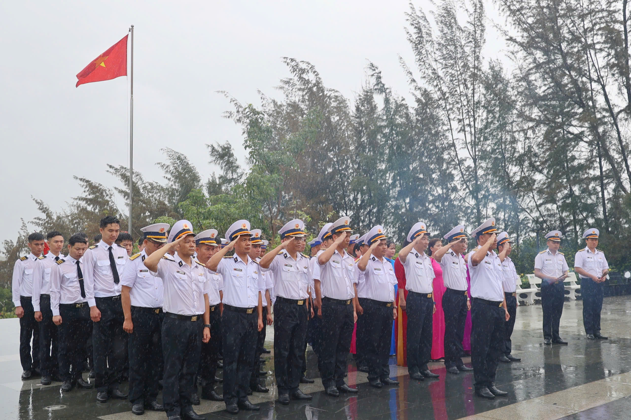 Hàng ngàn người dâng hương tưởng nhớ 64 chiến sĩ Gạc Ma nằm lại phía chân trời- Ảnh 3.