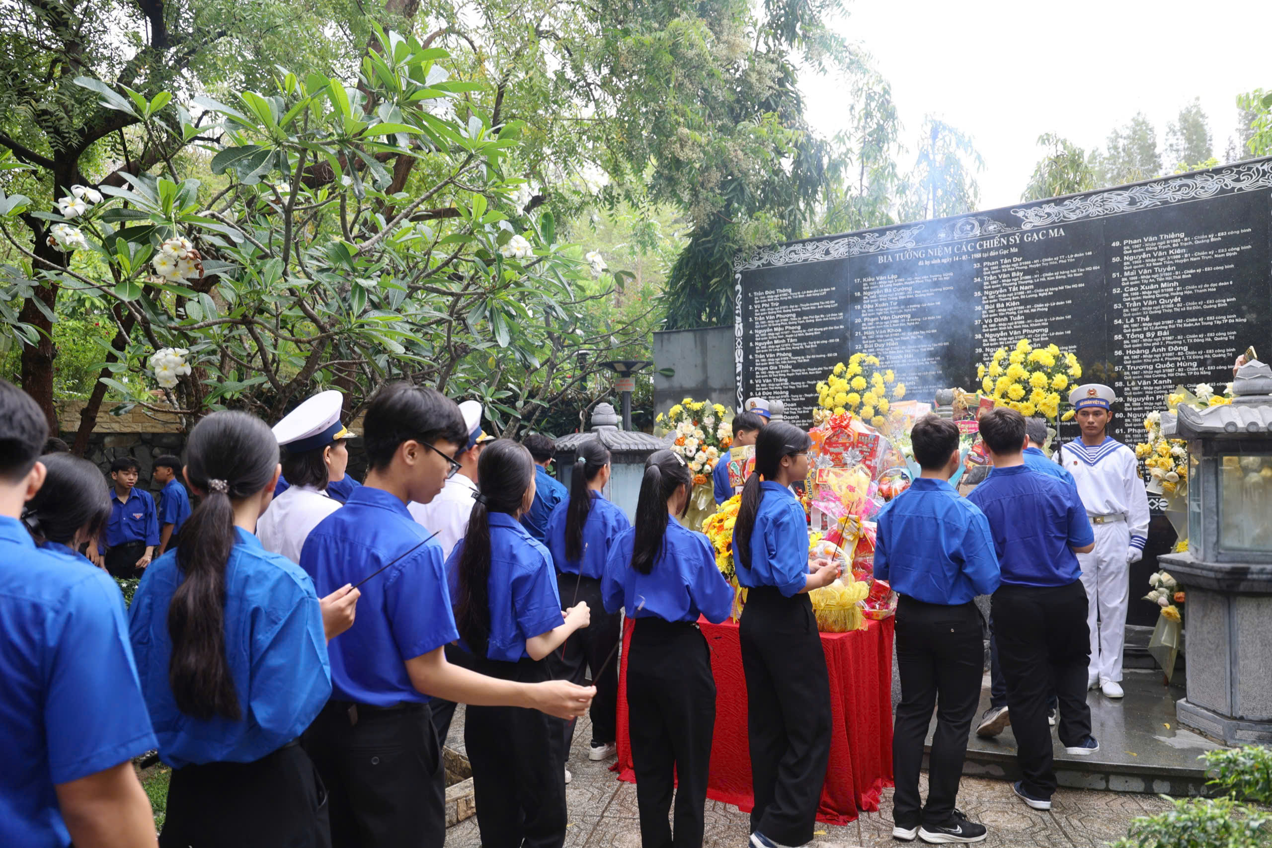 Hàng ngàn người dâng hương tưởng nhớ 64 chiến sĩ Gạc Ma nằm lại phía chân trời- Ảnh 9.